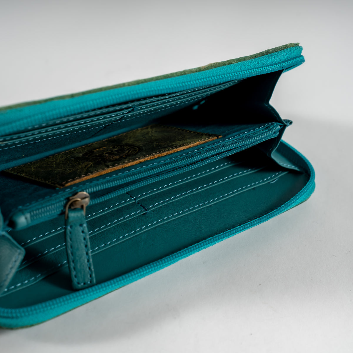 Enlazed wallet inside