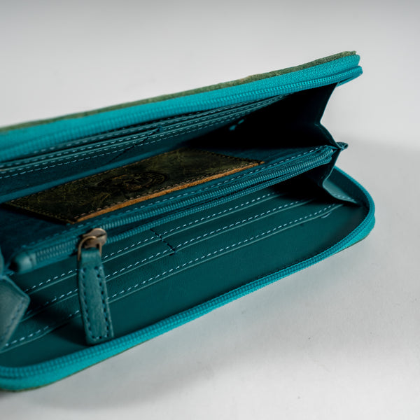 Enlazed wallet inside