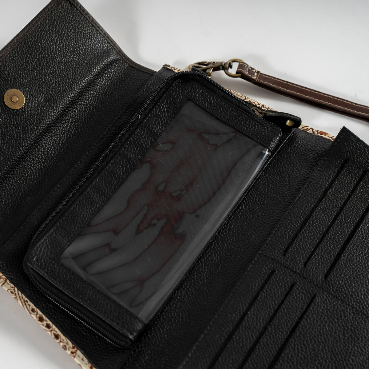 Inside wallet This luxurious wallet you'll be the center of attraction anywhere you take this wallet. ins