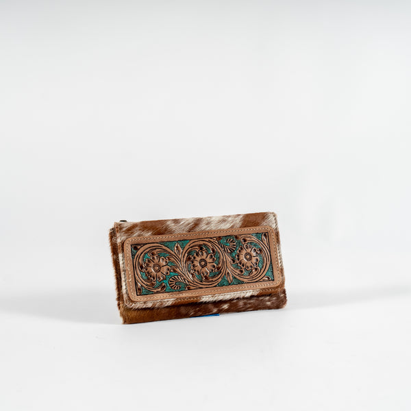 A delicate pattern adors the front section of the wallet and it is surounded by the reslient contruction and brown and white hair on leather. Epicure will be a sturdy companion for everyday use.