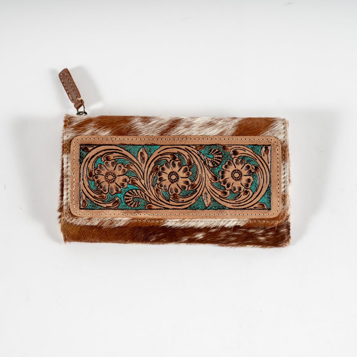 A delicate pattern adors the front section of the wallet and it is surounded by the reslient contruction and brown and white hair on leather. Epicure will be a sturdy companion for everyday use.